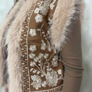 Chaleco pelo bordados marrón