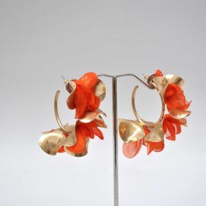 Aros dorados y naranjas pétalos