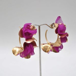 Aros dorados y bugamvilla pétalos