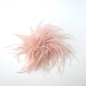 Tocado broche rosa nude plumas