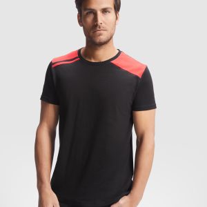 Camiseta de manga corta en colores combinados.