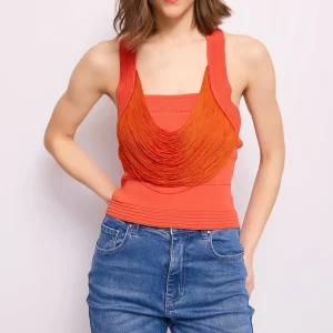 Top de punto con flecos